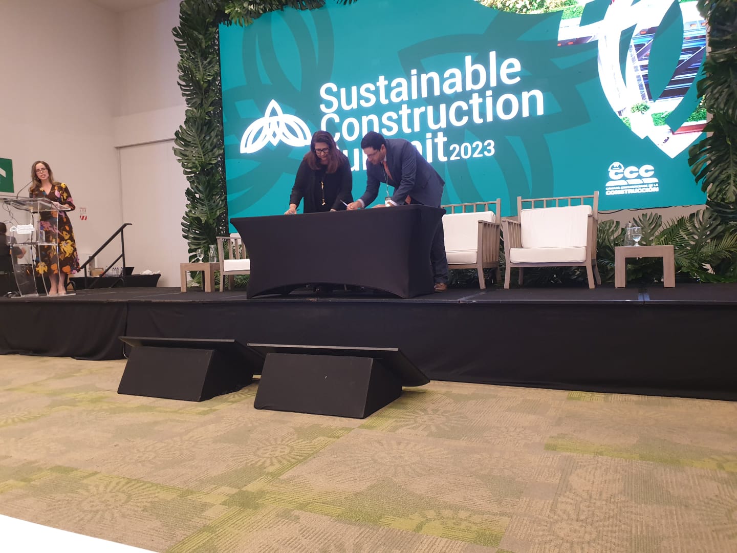 Firma del convenio de colaboración ASA y la CCC. Carmen Mendoza Arroyo de ASA y el presidente de la Cámarra Costarricense de la construcción Sr. Carlos Trejos. 